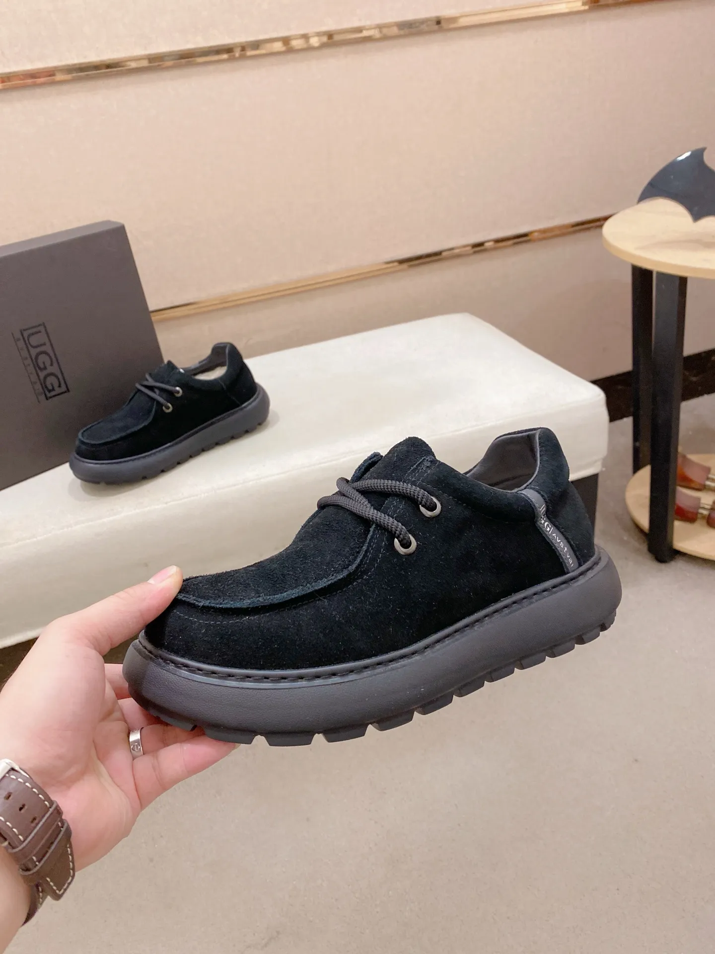Factory price: 600💰New UGG fur-integrated men's simple and fashionable snow shoes. The most worth buying at the end of this year are warm casual shoes. Whether you are out and about at home, their comfortable and warm performance will be your most suitable fashion companion! The material is cowhide upper and imported wool is used inside. Two layers of cowhide for warmth and comfort! The eva+ rubber patch outsole is cushioned, non-slip and wear-resistant, and has good elasticity. It is light and wear-resistant, comfortable and soft, and the new simple cut is more fashionable. It has both practicality and fashion sense, so you no longer have to worry about how to match it in winter, while still maintaining your fashionable taste. High-quality genuine wool produced in Dongguan. The material depends on the details! Size: 39-40-41-42-43-44-45 sneaker size